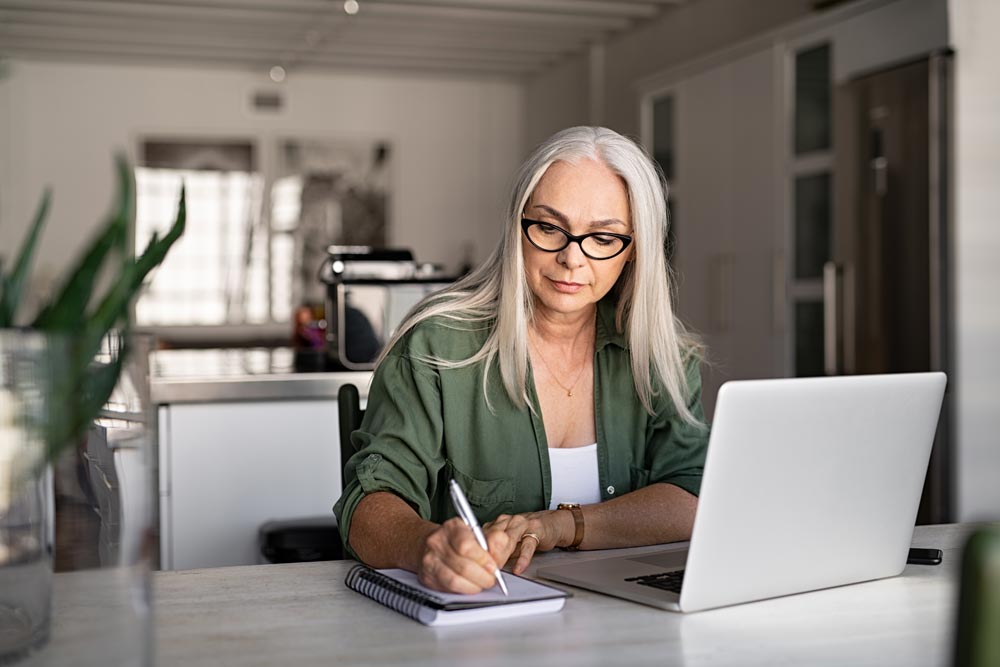 Lady planning retirement online